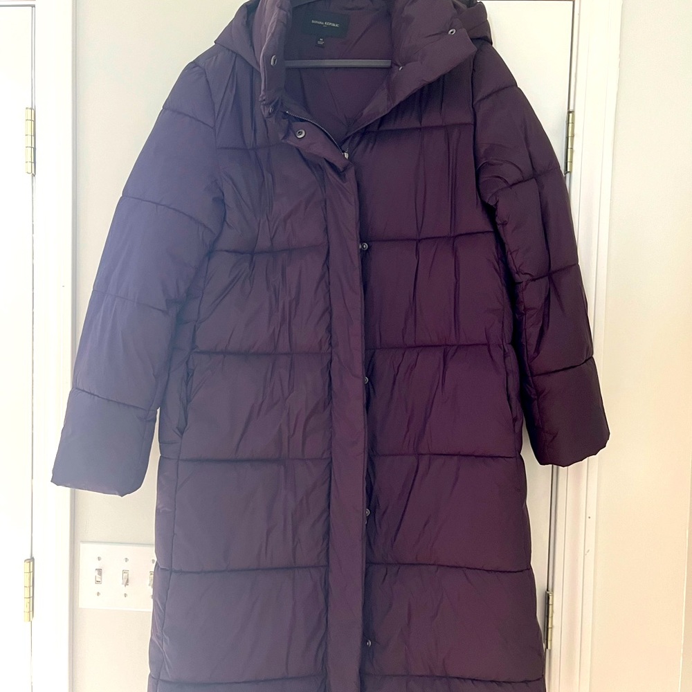 Midnight Lilly long puffer jacket from Banana Republic Factory. Never worn.